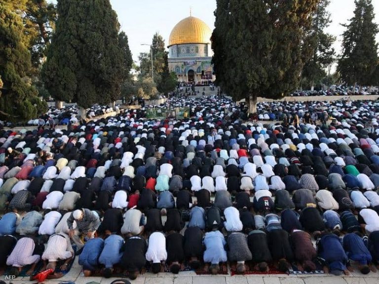 100 ألف فلسطيني يؤدون صلاة عيد الفطر في المسجد الأقصى