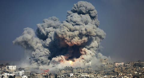بالدبابات والزوارق الحربية.. إسرائيل تقصف مناطق في غزة