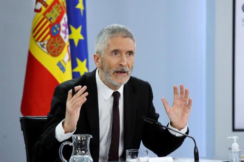 وزير الداخلية الإسباني يهدد المهاجرين السريين الأفارقة باستعمال السلاح