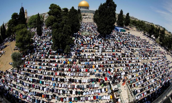 بالتهليل والتكبير.. آلاف الفلسطينيين يدخلون المسجد الأقصى
