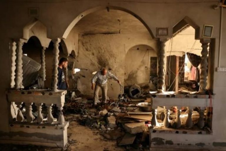 مفجع.. صاروخ إسرائيلي يقتل مُقعدا فلسطينيا وزوجته الحامل وطفلته