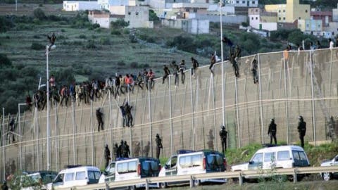 بعد سبتة.. المئات من المهاجرين يقتحمون سياج مليلية الحدودي