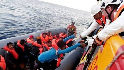 انقاذ 800 مهاجر بسواحل ايطاليا