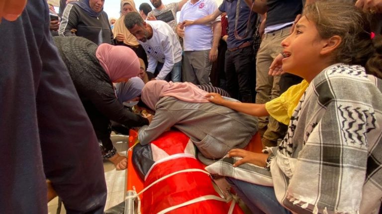 بقبلات على الوجه وكلمة "يا حبيبي".. والدة تودع جثمان ابنها شهيد الرصاص الإسرائيلي