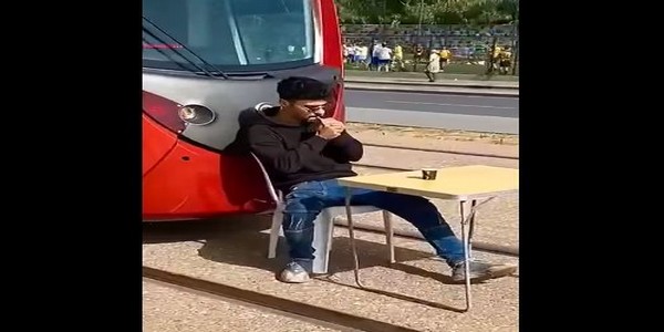 شاب يعرقل حركة سير الترامواي