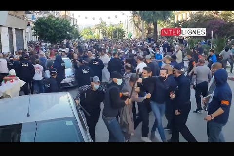الجزائر.. شرطي يعتدي بشكل شنيع على مسن شارك في مسيرات الحراك