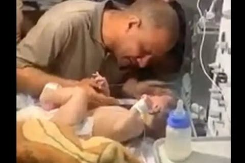 بالفيديو.. فلسطيني يفقد أسرته في قصف إسرائيلي وينجو رفقة رضيعه