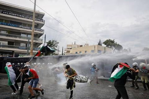 اليونان.. قنابل الغاز وخراطيم المياه ضد متظاهرين متضامنين مع الفلسطينيين
