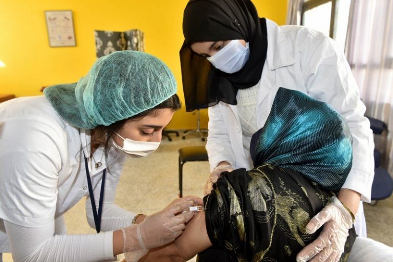 لتلقيح ضد “كوفيد-19″، المجلة الفرنسية “إيل” تبرز “المعجزة المغربية”