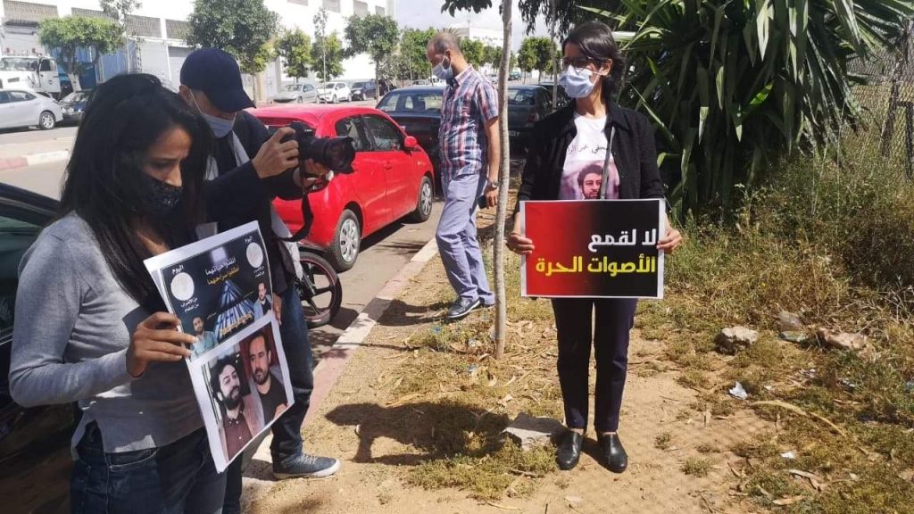 أسر الراضي والريسوني يعتصمون أمام سجن عكاشة ويصرحون: "حياة المعتقلين في خطر"