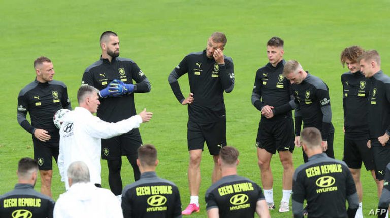 عطل غريب في الطائرة يؤخر المنتخب التشيكي عن تدريباته قبل مواجهة هولندا