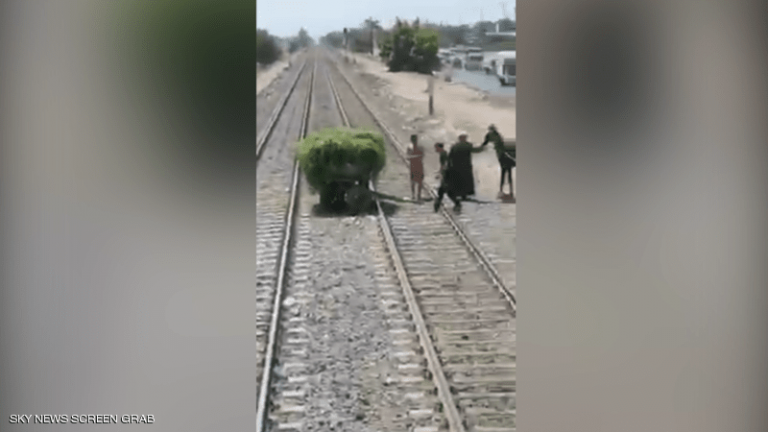 قطار يدهس حافلتين ويخلف قتلى وجرحى بمصر