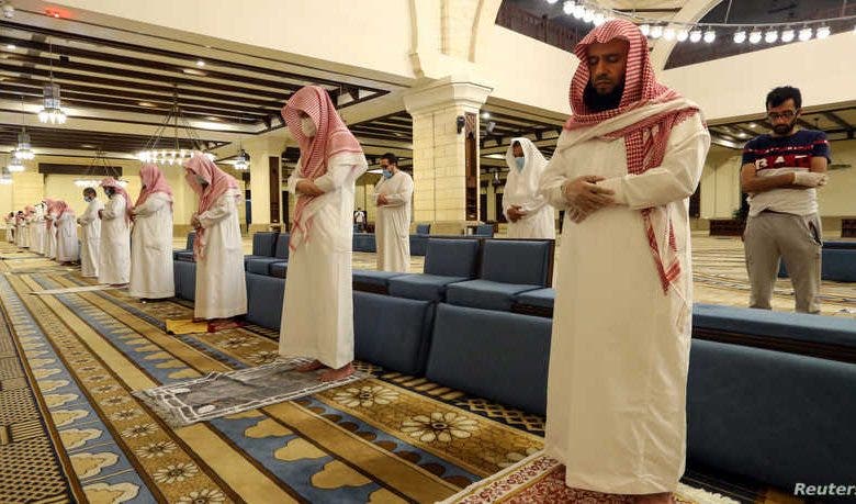 بعد جدل مكبرات المساجد.. فتوى سعودية حول استخدام "المصباح"