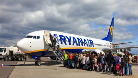 طائرة “ريانير” تطير من فرنسا قبل موعدها و تنسى 50 مهاجرا مغربيا بالمطار