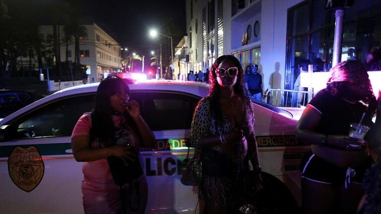 طفل وفتاة في فلوريدا الأمريكية يتبادلان إطلاق النار مع الشرطة بكلاشنيكوف