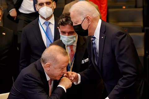 هل “قَبَّلَ” أردوغان يد الرئيس الأمريكي جو بايدن?