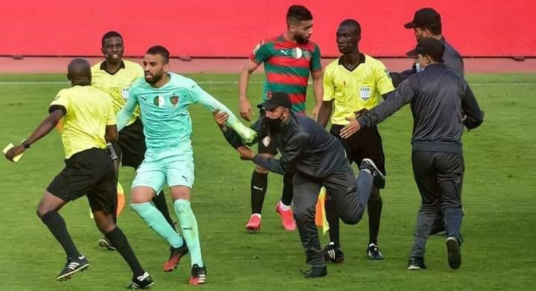 "الكاف" يعاقب مولودية الجزائر بسبب الاعتداء على حكم مباراته مع الوداد