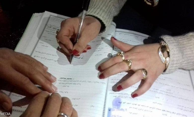 وزيرة عربية سابقة تطالب بإيقاف إبرام عقود الزواج في بلادها