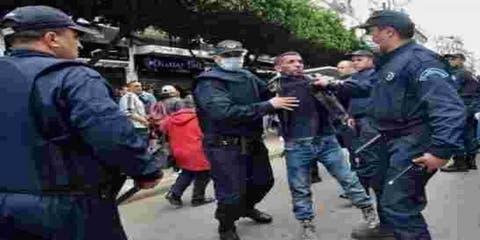 الجزائر : منظمة حقوقية تستنكر صمت السلطات إزاء المواجهات بين متظاهرين والشرطة