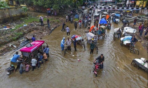 قتلى الفيضانات والانهيارات الأرضية في الهند يقفز الى 125