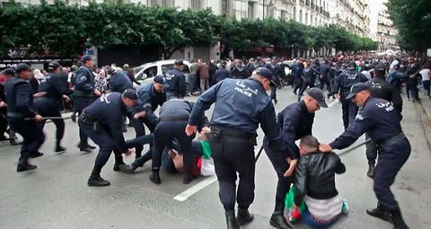 الجزائر.. توقيف العشرات من العاطلين بعد اصطدامات مع الشرطة