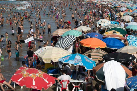 موجة الحرارة تدفع سكان المدن الداخلية للنزوح نحو الشواطئ
