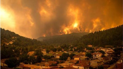 إجلاء المزيد من الأشخاص في اليونان مع استمرار اشتعال النيران