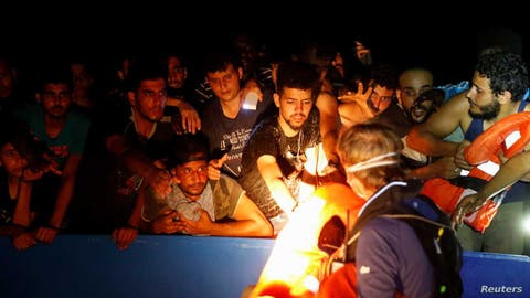إنقاذ مئات المهاجرين من مركب خشبي متهالك قرب سواحل تونس