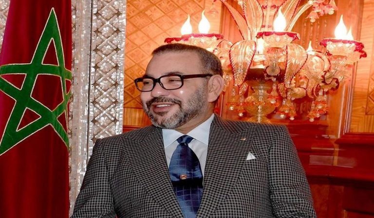 الملك يهاتف الركراكي وسايس ويشيد بأداء جميع مكونات الفريق