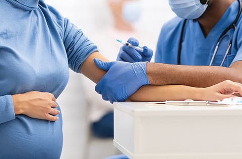 “الصحة” تدعو الحوامل والمرضعات والمصابون بالحساسية إلى الإقبال على التلقيح ضد كورونا