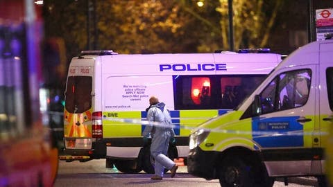 بريطانيا.. تعرض رجل لعدة طعنات وسط لندن