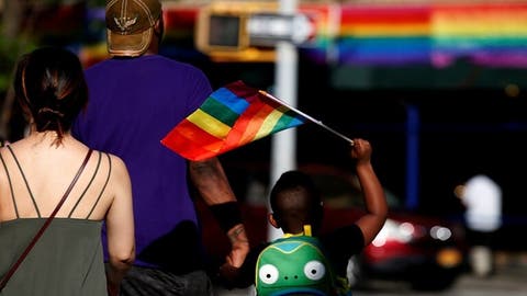 مدرسة أمريكية تحث طلابها على أداء قسم الولاء لعلم المثليين