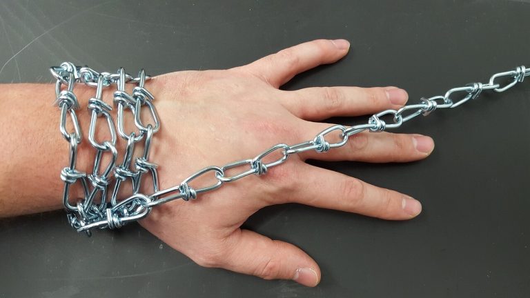 لارتباطها بشاب مغربي.. عائلة تحتجز ابنتها وتربطها بالسلاسل باسبانيا