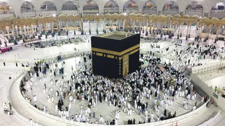 السعودية تستقبل أولى رحلات المعتمرين القادمين من الخارج