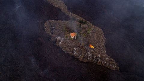 جزر الكناري …المنزل المعجزة” ينجو من بركان جزيرة لابالما