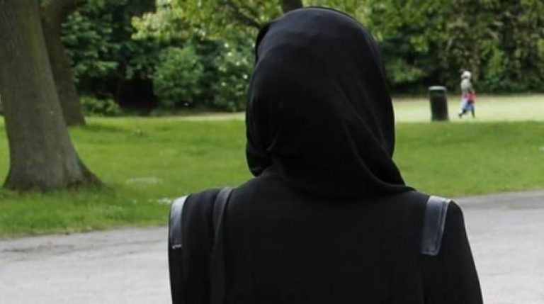 بسبب الحجاب.. منع شابة مغربية من الدراسة بمعهد في اسبانيا