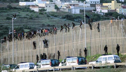السلطات تحبط محاولة هجرة العشرات من الأفارقة نحو سبتة المحتلة