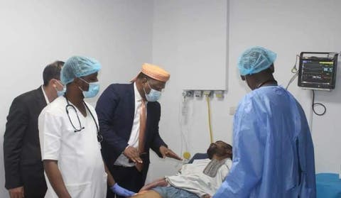 سفير المملكة بمالي يزور السائق المغربي الناجي بمستشفى “باستور”