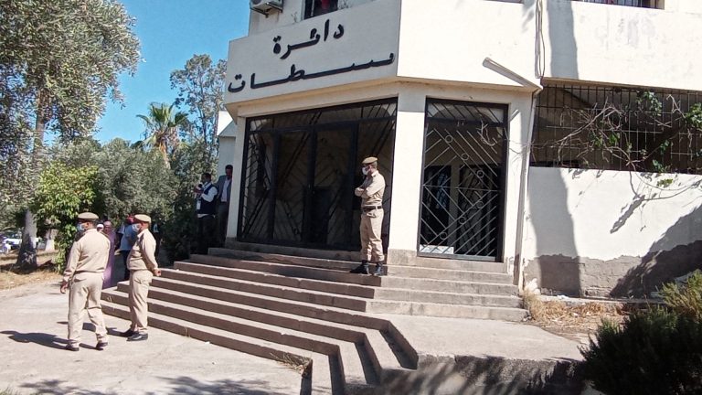 سطات.. رقص وعناقٌ ومنعٌ للصحافة في انتخاب مجلس قروي" فيديو"