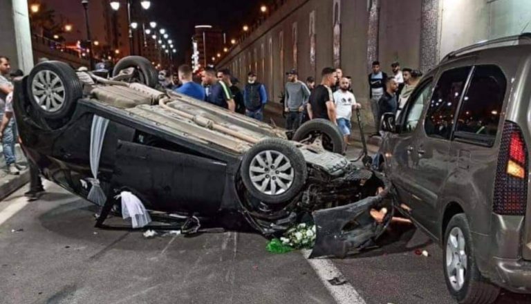 طنجة..انقلاب سيارة على متنها عروسين بممر تحت أرضي
