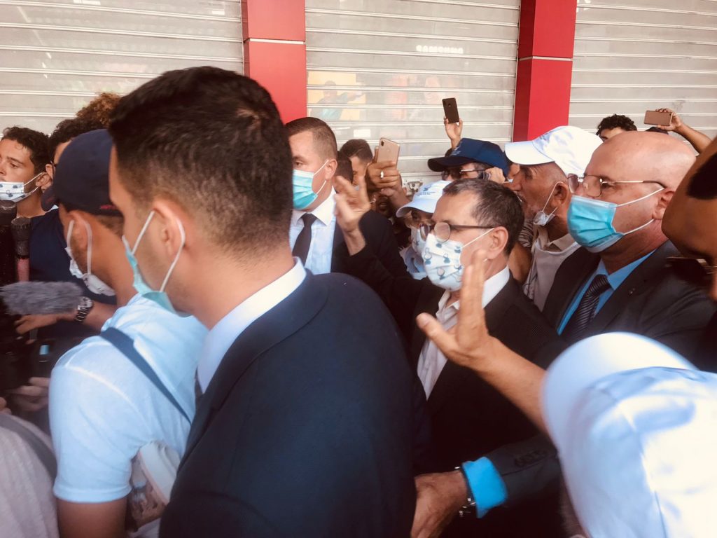 مواطنون يطردون العثماني أثناء حملته الانتخابية بالرباط (فيديو)