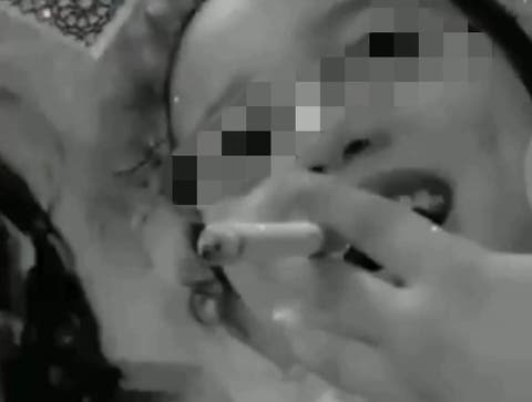 طفلة تدخن الحشيش والأم “باراكا عليك أبنتي”..  فيديو صادم يهز مواقع التواصل الاجتماعي