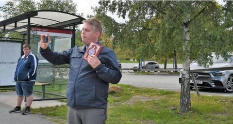 زعيم حزب دنماركي يلقي نسخة من القرآن الكريم على الأرض