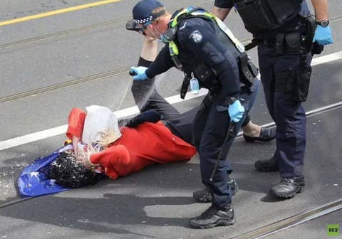 الشرطة باستراليا تستخدم رذاذ الفلفل ضد امرأة مسنة أثناء احتجاجات