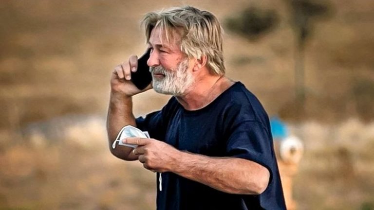 "بالخطأ".. نجم أمريكي يقتل مديرة تصوير ويصيب المخرج أثناء التمثيل