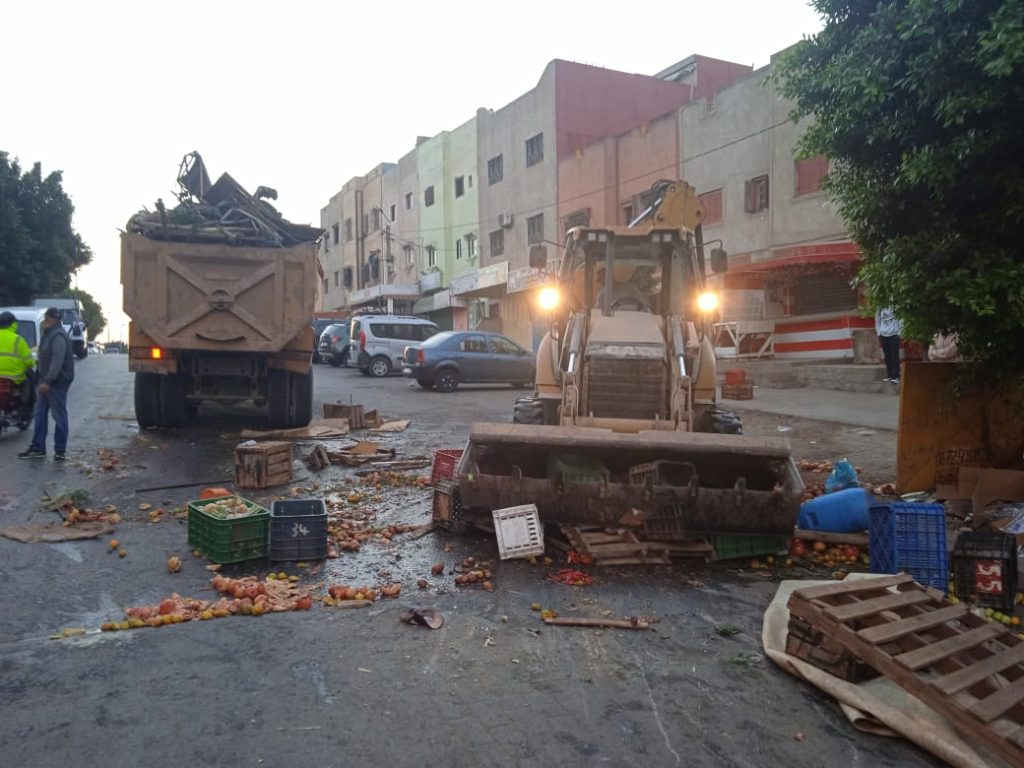 بعد تَغوُّل الباعة الجائلين بسطات.. الجرافات تباغث أسواقا عشوائية فجرا