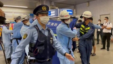 اليابان.. مهاجم يطعن الركاب ويشعل النار بأحد قطارات طوكيو
