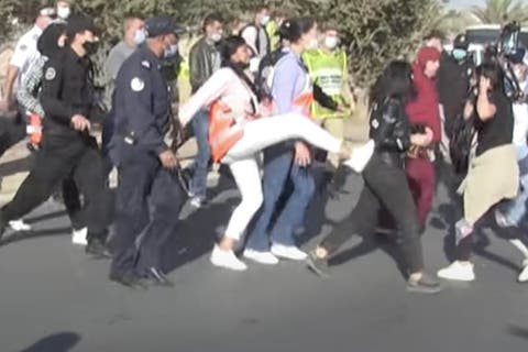 أكادير : جمعية حقوقية تقرر مقاضاة ” شرطية” عنفت متظاهرات ضد ” جواز التلقيح”