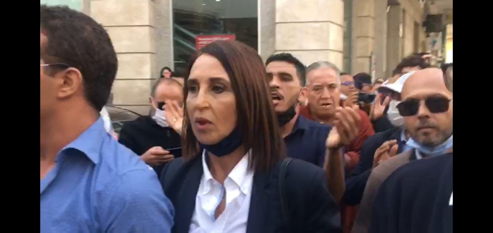 منيب تتزعم مئات البيضاويين في مظاهرة ضد “جواز التلقيح " 1 منيب تتزعم مئات البيضاويين في مظاهرة ضد “جواز التلقيح "