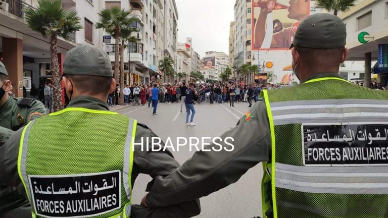 جهات تعمد لاستغلال الأطفال في الوقفات الاحتجاجية الرافضة لجواز التلقيح